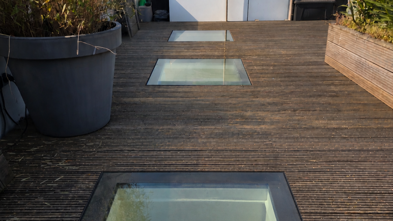 Een vlakke lichtstraat in het dakterras